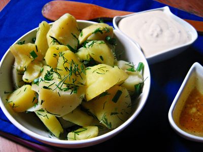 Młode ziemniaki z dwoma sosami