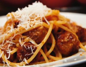 Spaghetti z pomidorowym sosem z klopsikami z mięsa wołowego ...