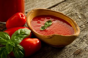 Sos pomidorowy ze świeżą bazylią