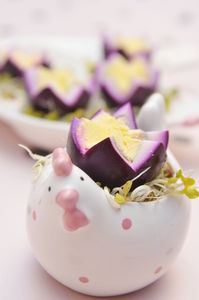 Fioletowe kwiatuszki z jajek