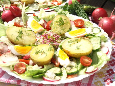 Sałatka obiadowa z jajkiem i młodymi ziemniakami