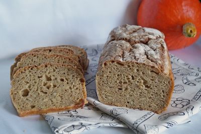 Chleb na zakwasie z dynią i musli