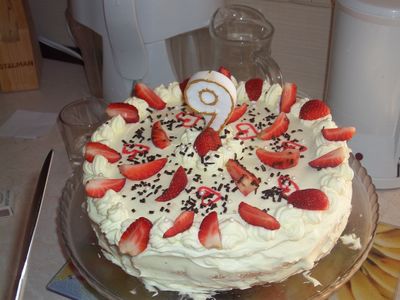 Tort urodzinowy z truskawkami