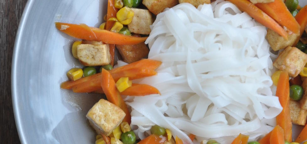 Smażone warzywa z tofu i makaronem ryżowym (autor: azgotuj ...