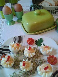 Jajka niespodzianki z makaronem i papryką