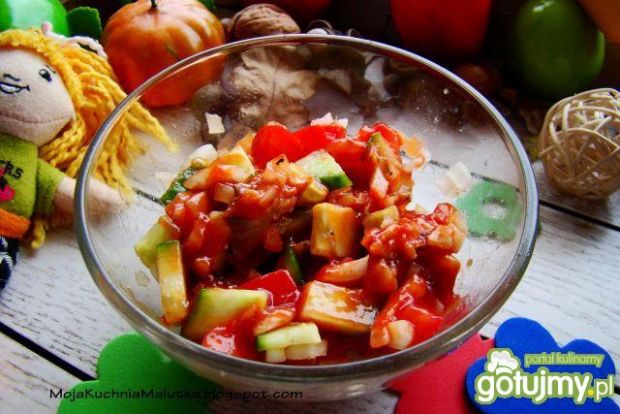 Przepis  sałatka z śledziem w pomidorach przepis