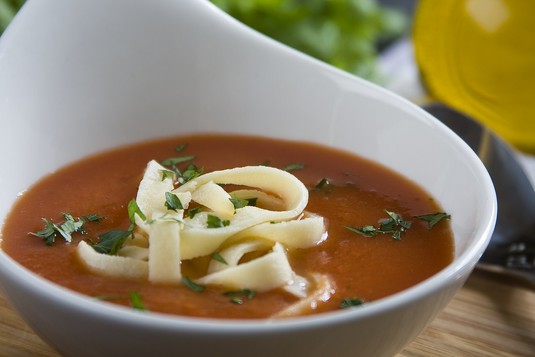 Zupa pomidorowa z naleśnikowym makaronem