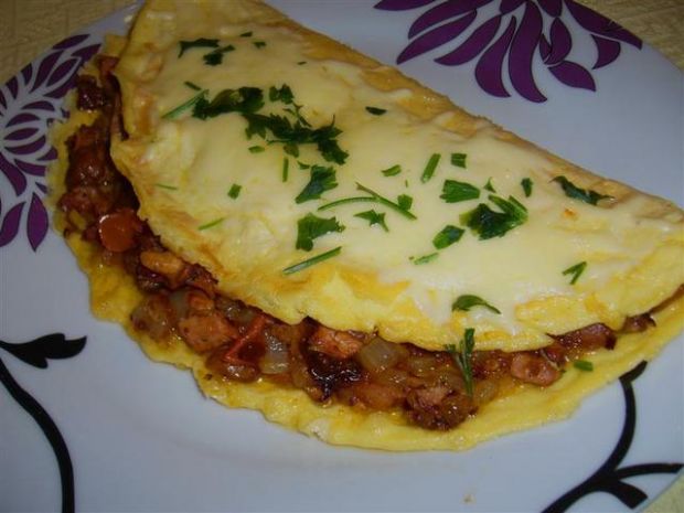 Przepis  smakowity omlet z kurkami i szynką przepis