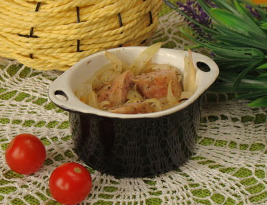 Biała kiełbasa zapiekana z cebulą