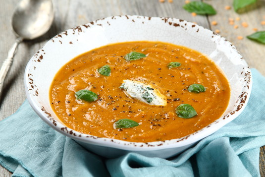 Zupa pomidorowa z soczewicą i ricottą