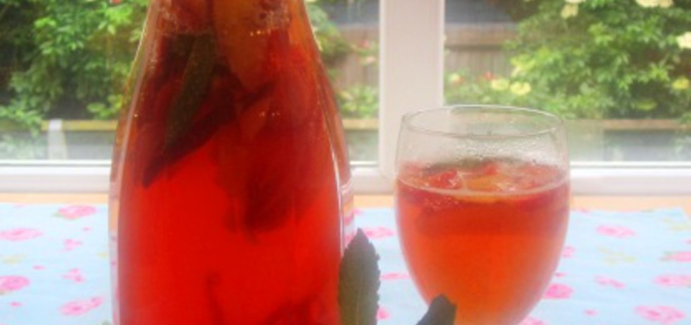 Ice tea z nektaryną i truskawkami (autor: monika78 ...