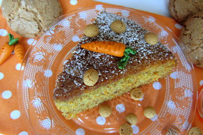 Razowe ciasto marchewkowe z ciasteczkami amaretti ...