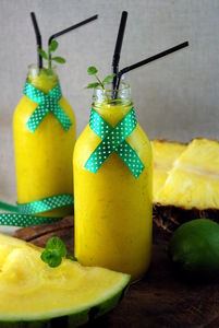 Słoneczne smoothie z żółtych owoców