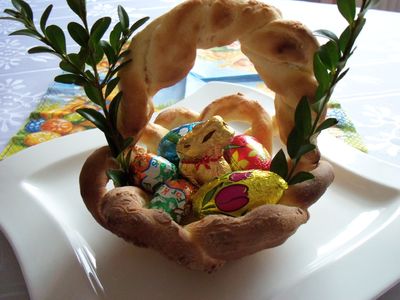 Wielkanocny koszyczek z ciasta
