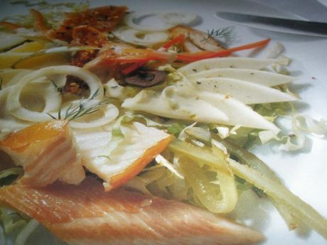Przepis na: sałatka z wędzoną rybą :gotujmy.pl