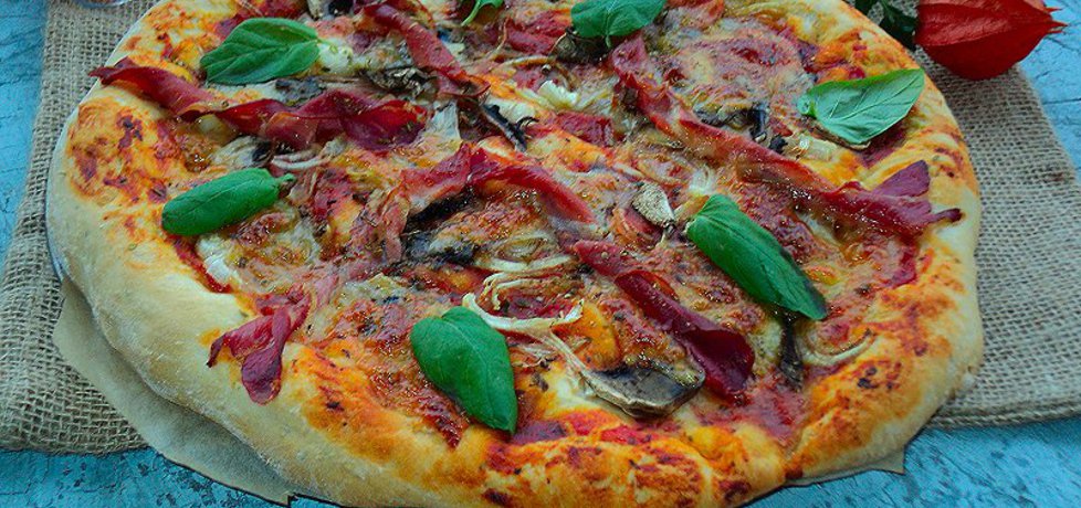 Pizza z mozarellą szynką parmeńską pieczarkami (autor: anna133 ...