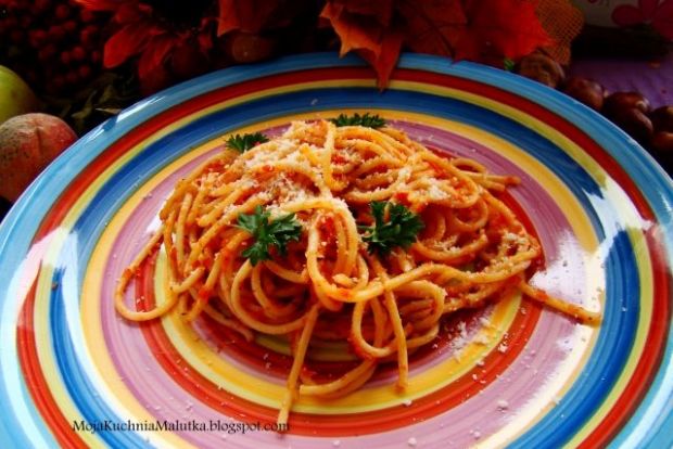 Przepis  spaghetti z sosem pomidorowym i grana przepis