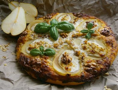 Pizza z gruszką, makrelą i włoskimi orzechami z sosem z serka brie ...