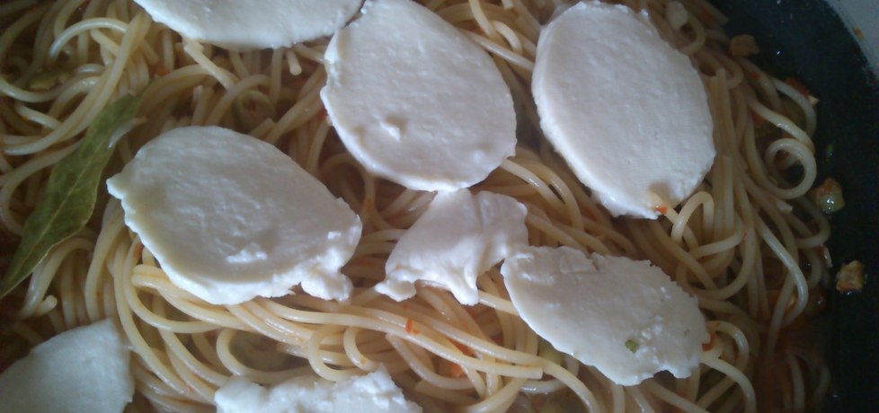 Spaghetti z czosnkiem, oliwkami i mozzarellą (autor: kj ...