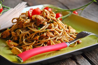 Spaghetti z kurczakiem i kurkami