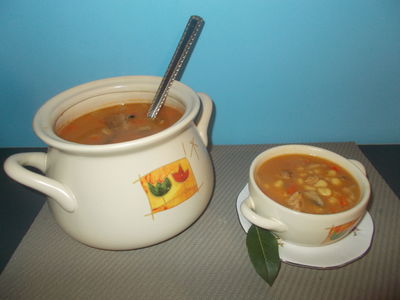 Zupa gulaszowa z zacierkami