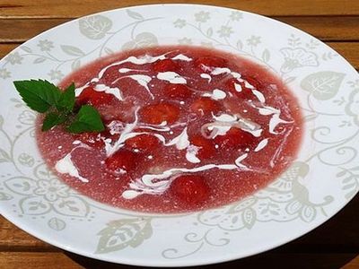 Zupa truskawkowa z lanymi kluseczkami
