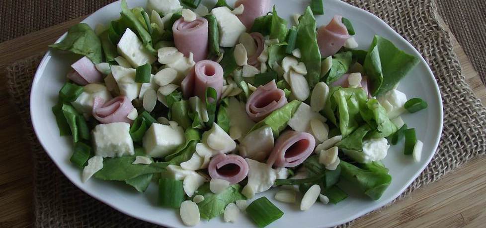 Zielona sałatka z mozzarellą szynką i migdałami (autor: konczi ...