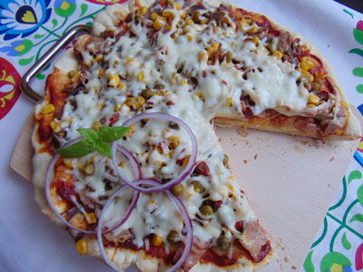 Domowa pizza z wędliną i kukurydza.