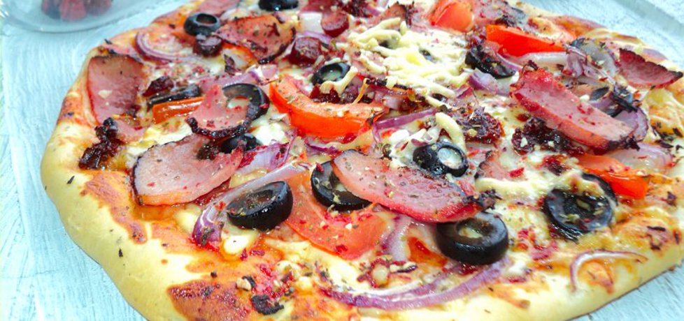 Pizza na ziołowym cieście z trzema serami i dodatkami (autor ...