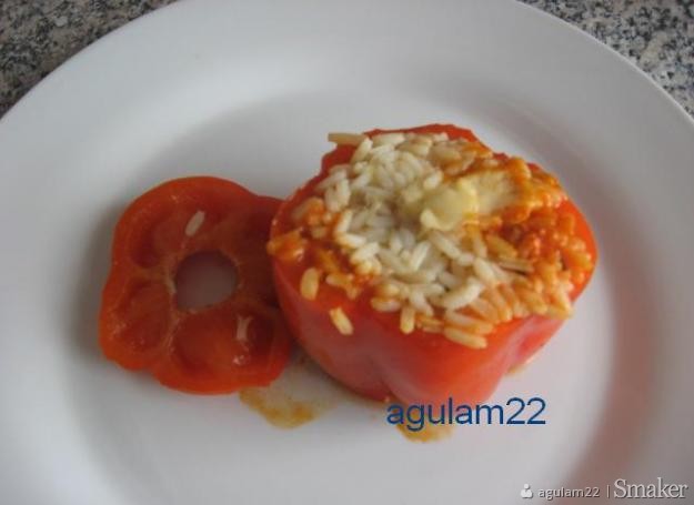 Papryka faszerowana duszona w sosie pomidorowym.