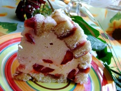 Roladkowe ciasto z truskawkami