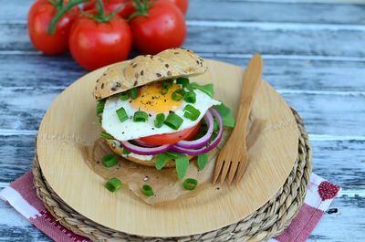 Śniadaniowy burger z jajkiem sadzonym