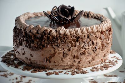 Pyszny tort czekoladowy z kremem śmietanowo