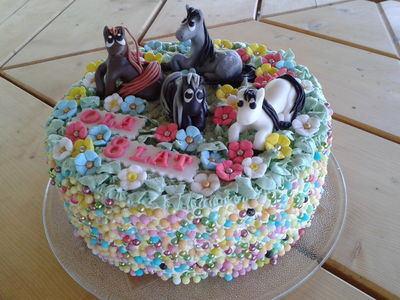 Tort urodzinowy ''koniki na łące''