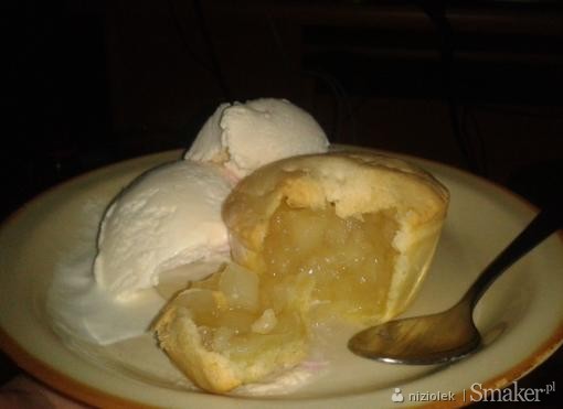 Ciasto jabłkowe z lodami waniliowymi