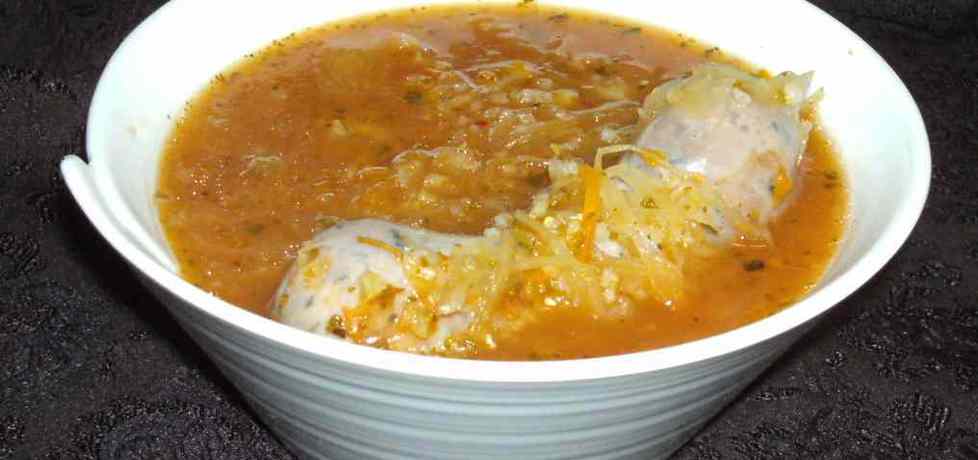 Na białej kiełbasie zupa z kiszonej kapusty z kaszą... (autor: w