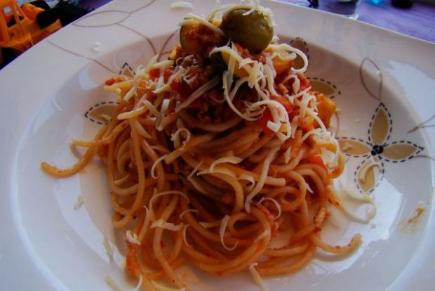 Przepis  spaghetti z oliwkami i cukinią przepis
