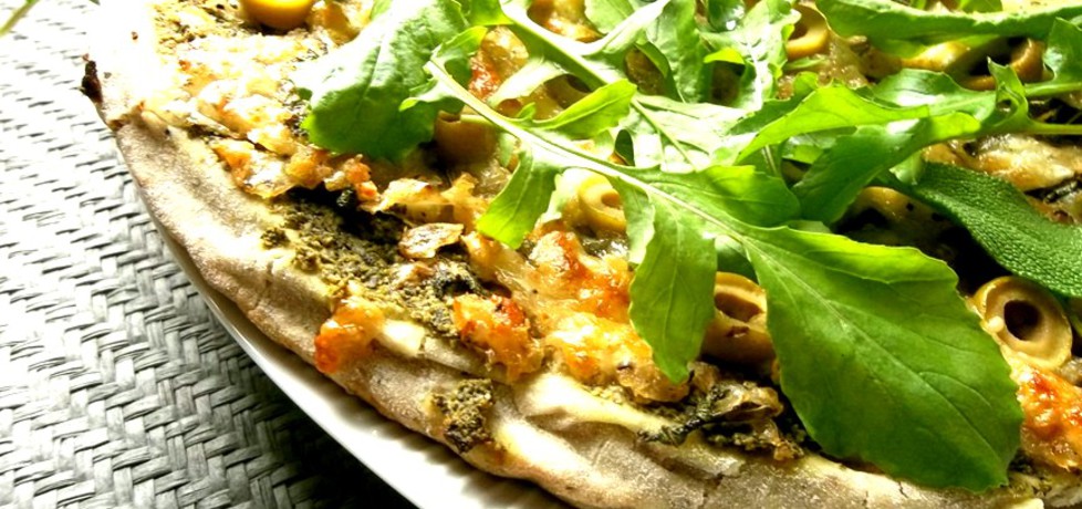 Pizza z pesto z rukoli i oliwkami (autor: caralajna)