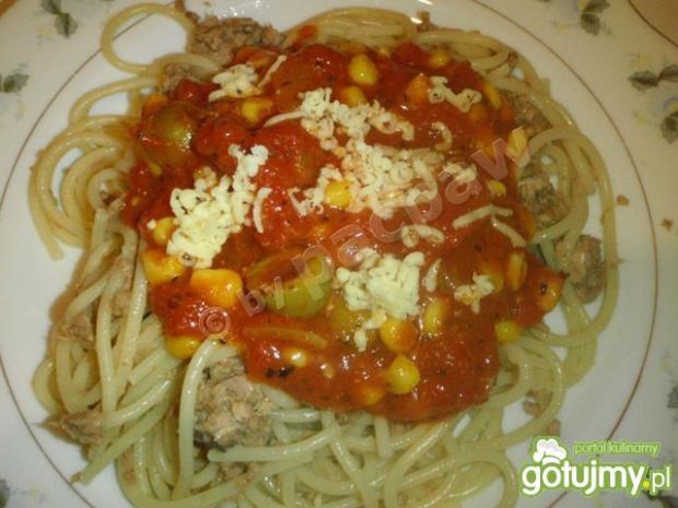 Przepis  spaghetti pomidorowe z tuńczykiem przepis