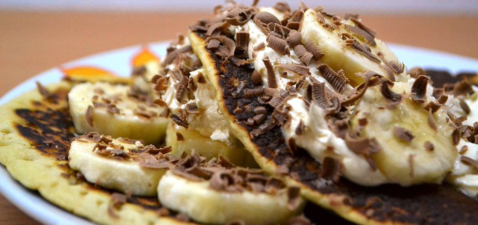 Pancakes z bitą śmietaną, bananami i czekoladą