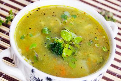 Zupa z brokułów, kalarepy i marchewki