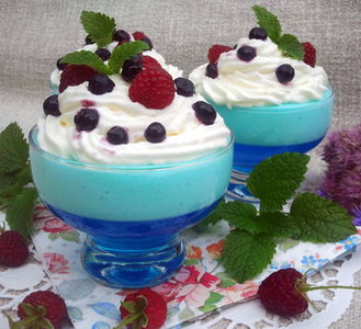 Niebieski deser z białek