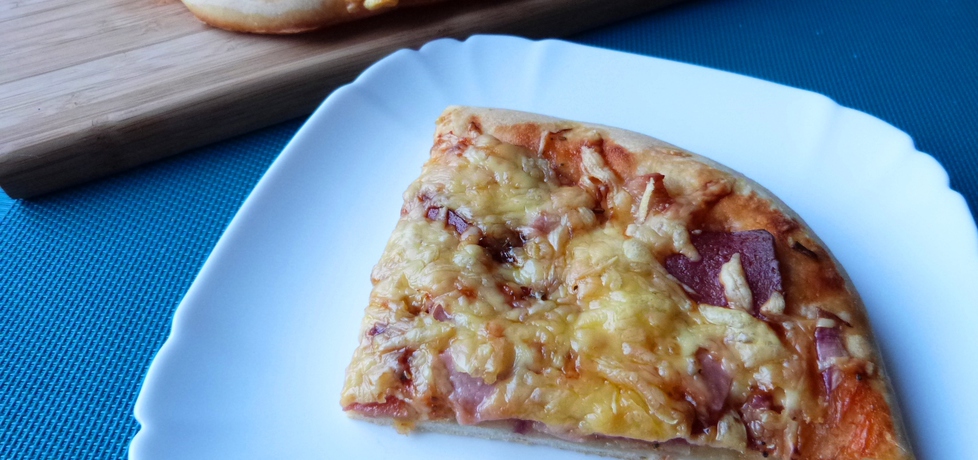 Pizza z czosnkiem i salami (autor: renatazet)