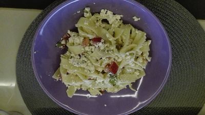 Makaron z białym serem i pomidorami