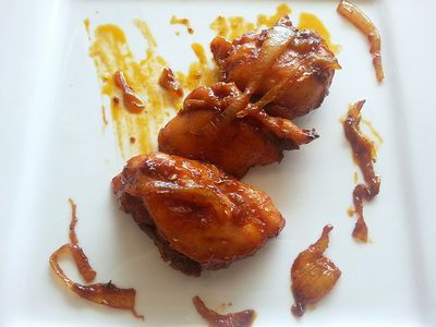 Filetowane udka kurczaka w miodzie z cebulką