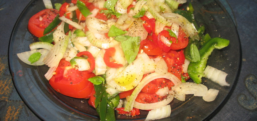 Sałatka z pomidorów, papryki i cebuli (autor: pani