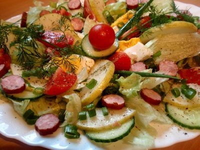 Sałatka z warzywami i kabanosem