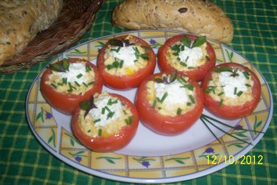 Pomidory nadziewane jajecznicą (rosii umplute cu jumari ...