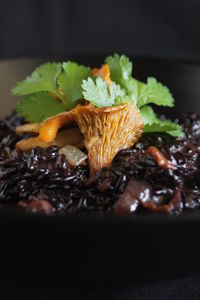 Kokosowe czarne risotto z kurkami i kolendrą