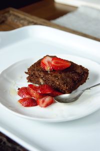 Brownies orzechowe z truskawkami i cydrem